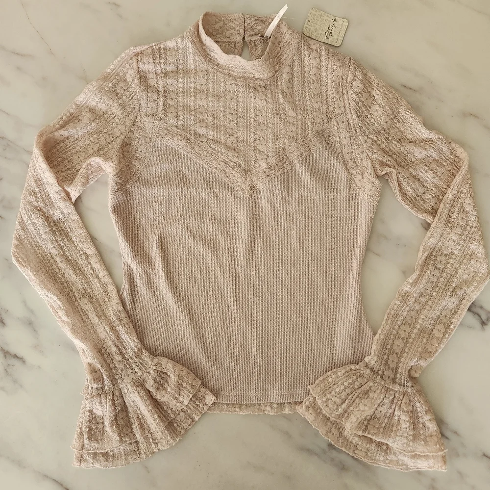 NWT Free People Mina Long sleeve lace top. Ruffle sleeves. Soft‎ pink